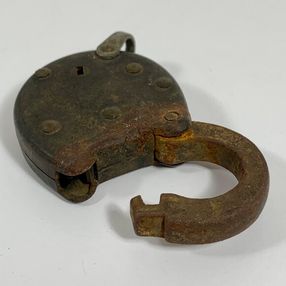 Vintage Yale & Towne Miller Iron Padlock With Rust Patina USA Made No Key - Picture 4 of 7